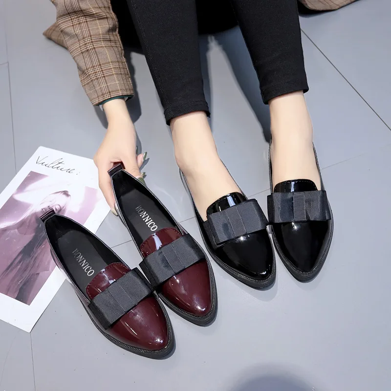 Women Shoes Size - Mocassini a Punta in Pelle Verniciata