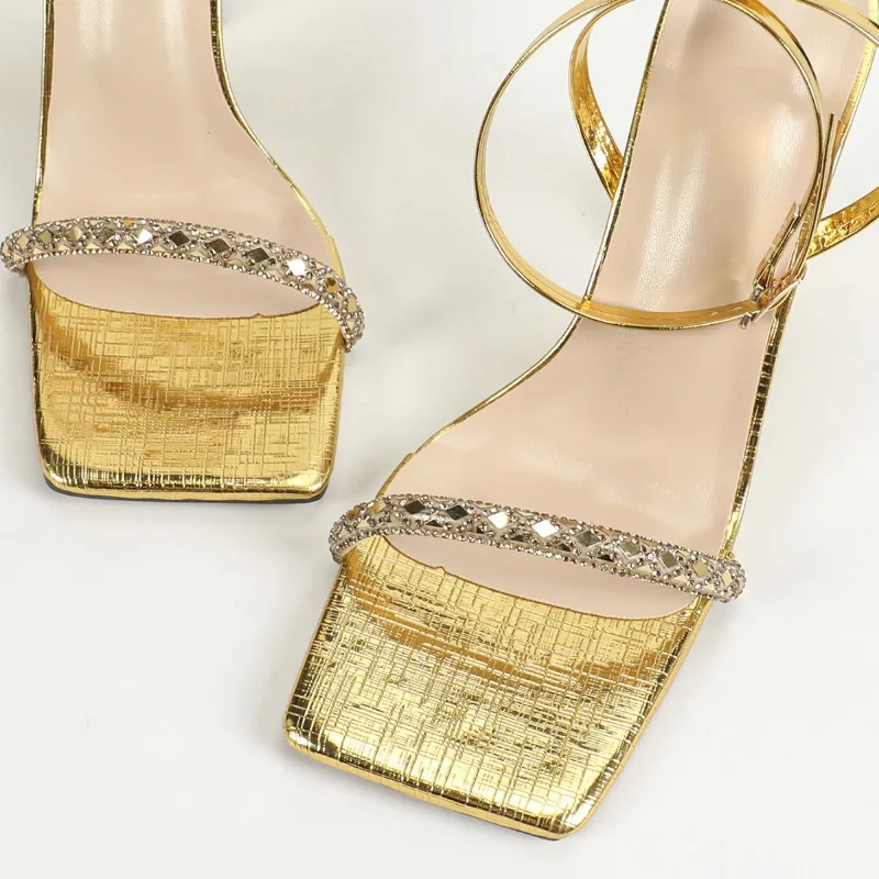 Sandali con tacco stile strano - Metallic Heel Sandal recensione e prezzo