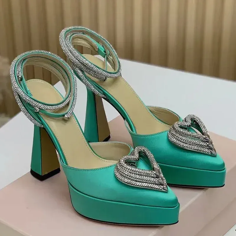 Sandali con decorazione d'amor - Metallic Heel Sandal recensione e prezzo