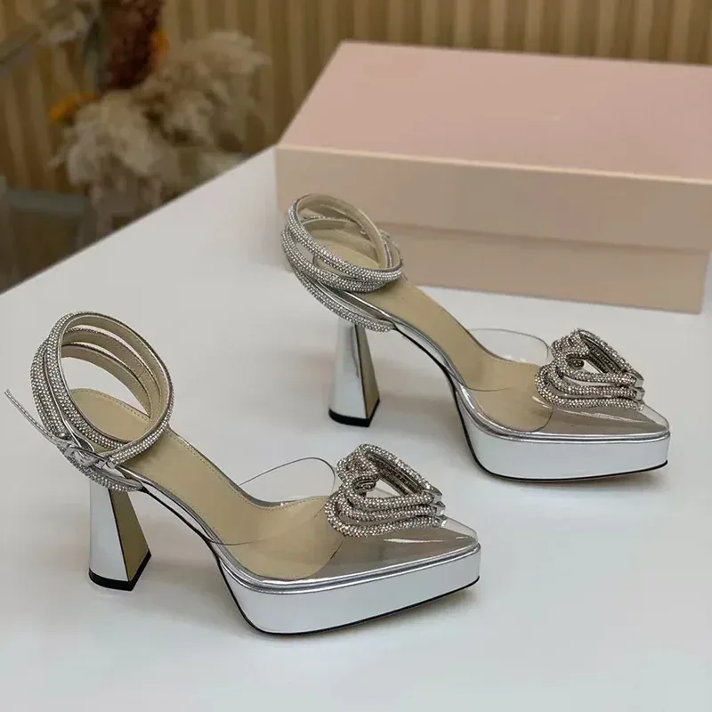 Sandali con decorazione d'amor - Metallic Heel Sandal recensione e prezzo